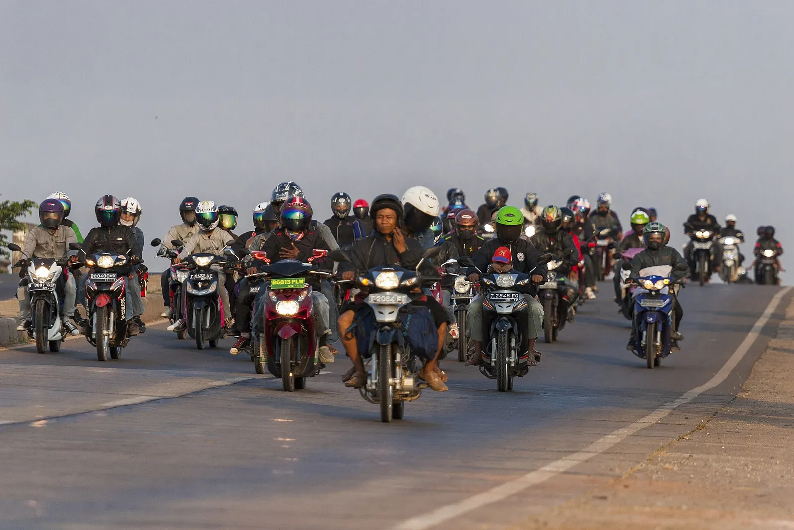 Kolumna motocykli na szosie podczas powrotów do domu na Lebaran