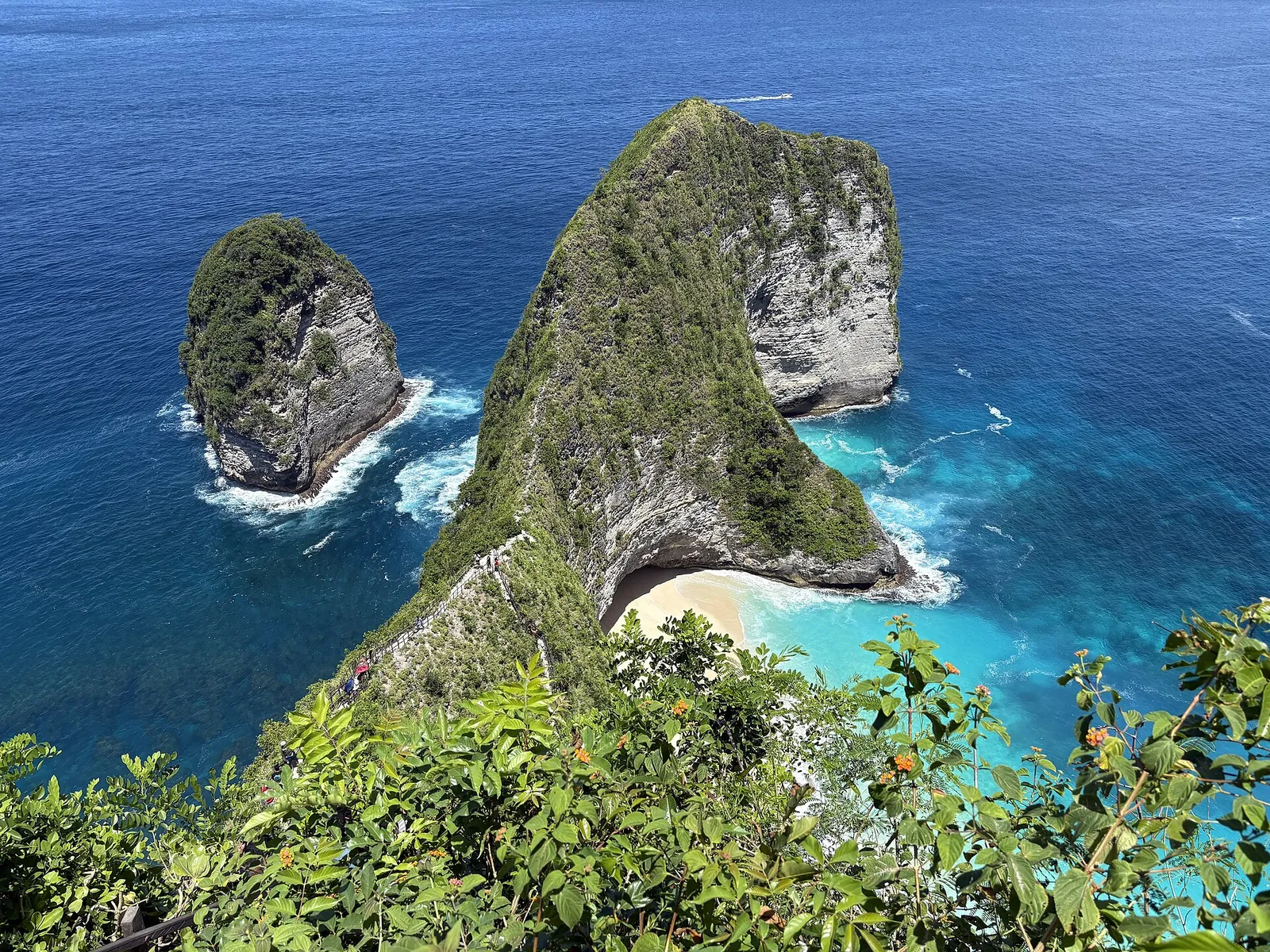 The Kelingking headland on Nusa Penida above a white-sand beach and blue sea