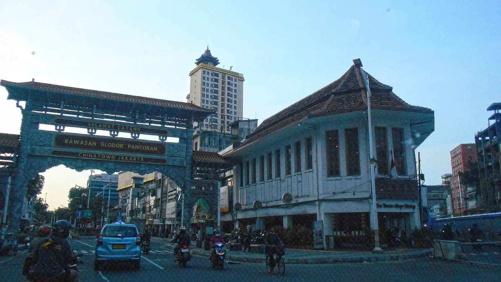 The blue Chinese-style entrance gate to Glodok beside the corner building of Pantjoran Tea House