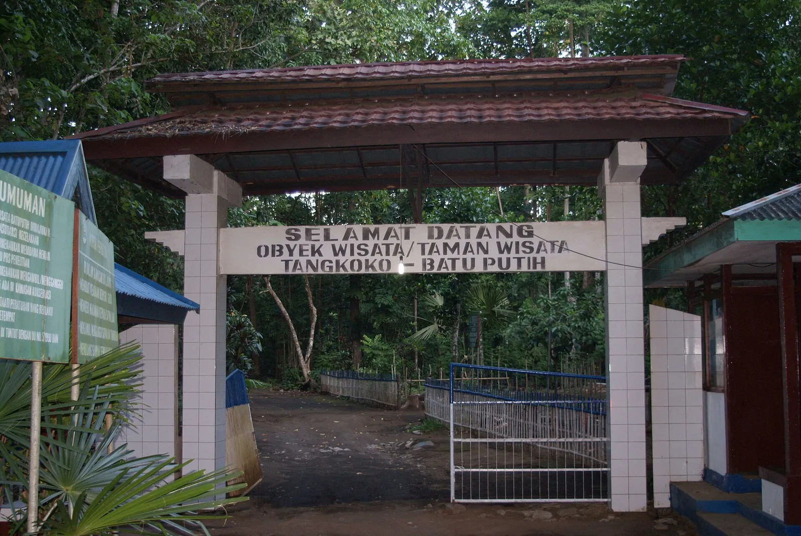 Roofed entrance gate with a welcome sign to the Tangkoko Batuputih nature tourism park
