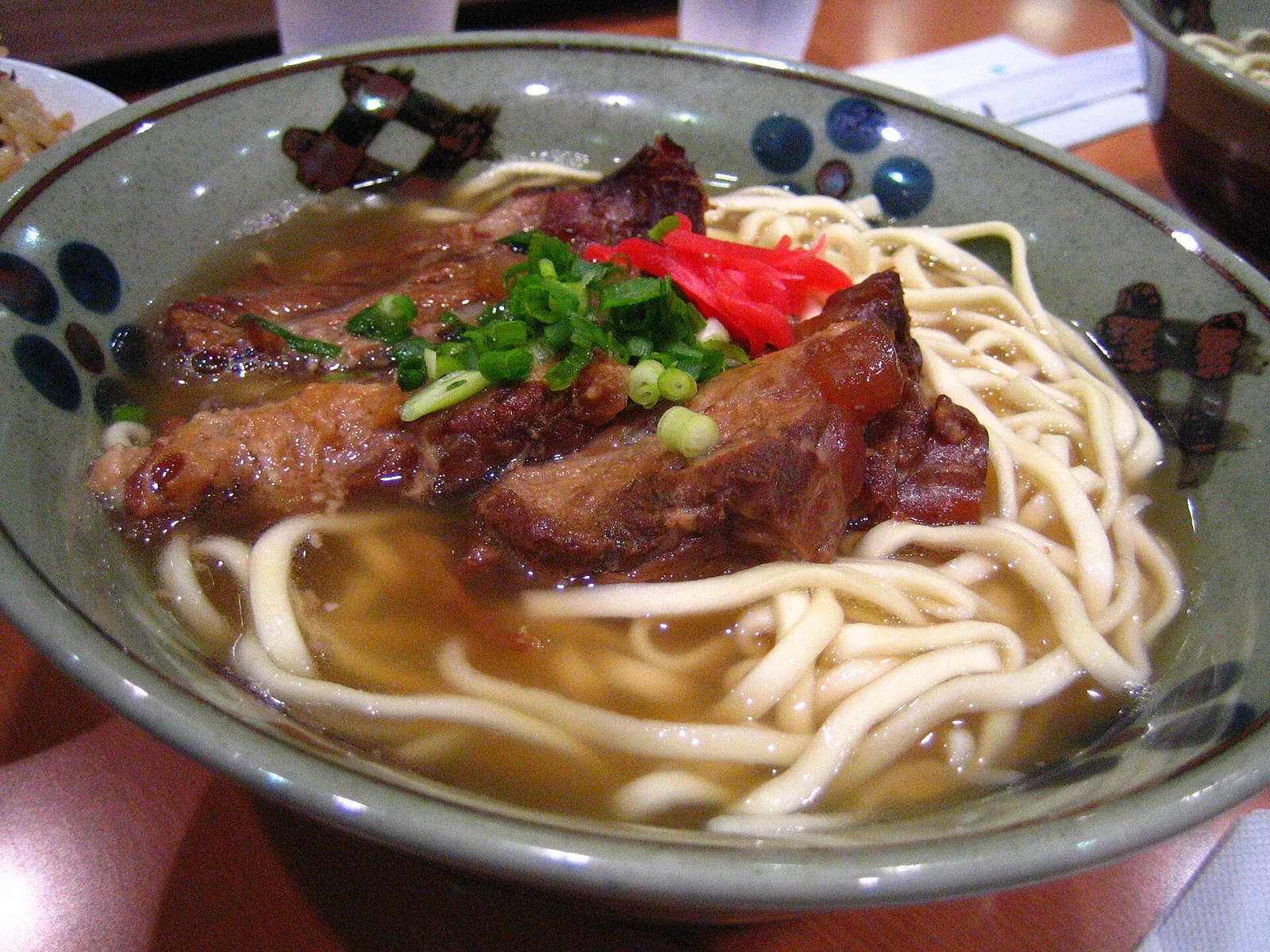 Un cuenco de soki soba en Naha: fideos de Okinawa en caldo con costillas de cerdo estofadas, cebolleta y jengibre encurtido rojo