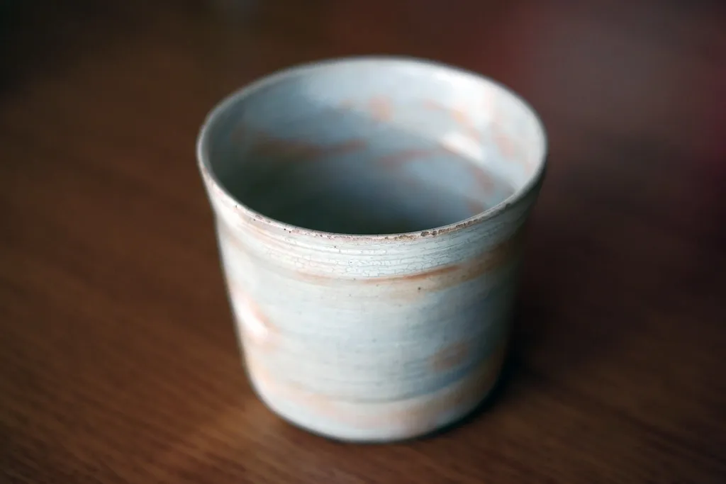 Porcelánový pohár spojený s keramickými tradicemi Arity.