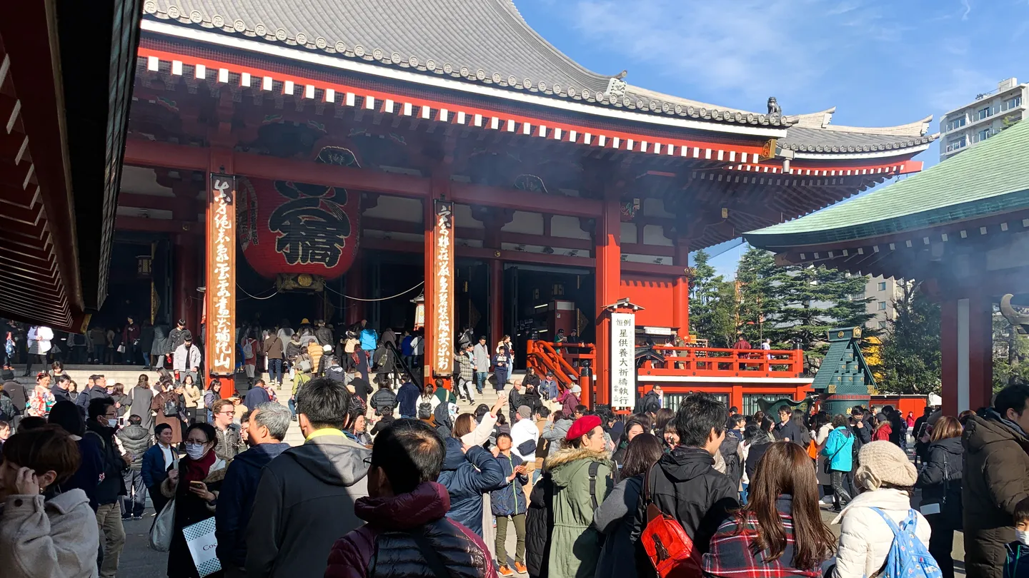 Visiteurs à l'extérieur Sensoji à Asakusa, Tokyo.