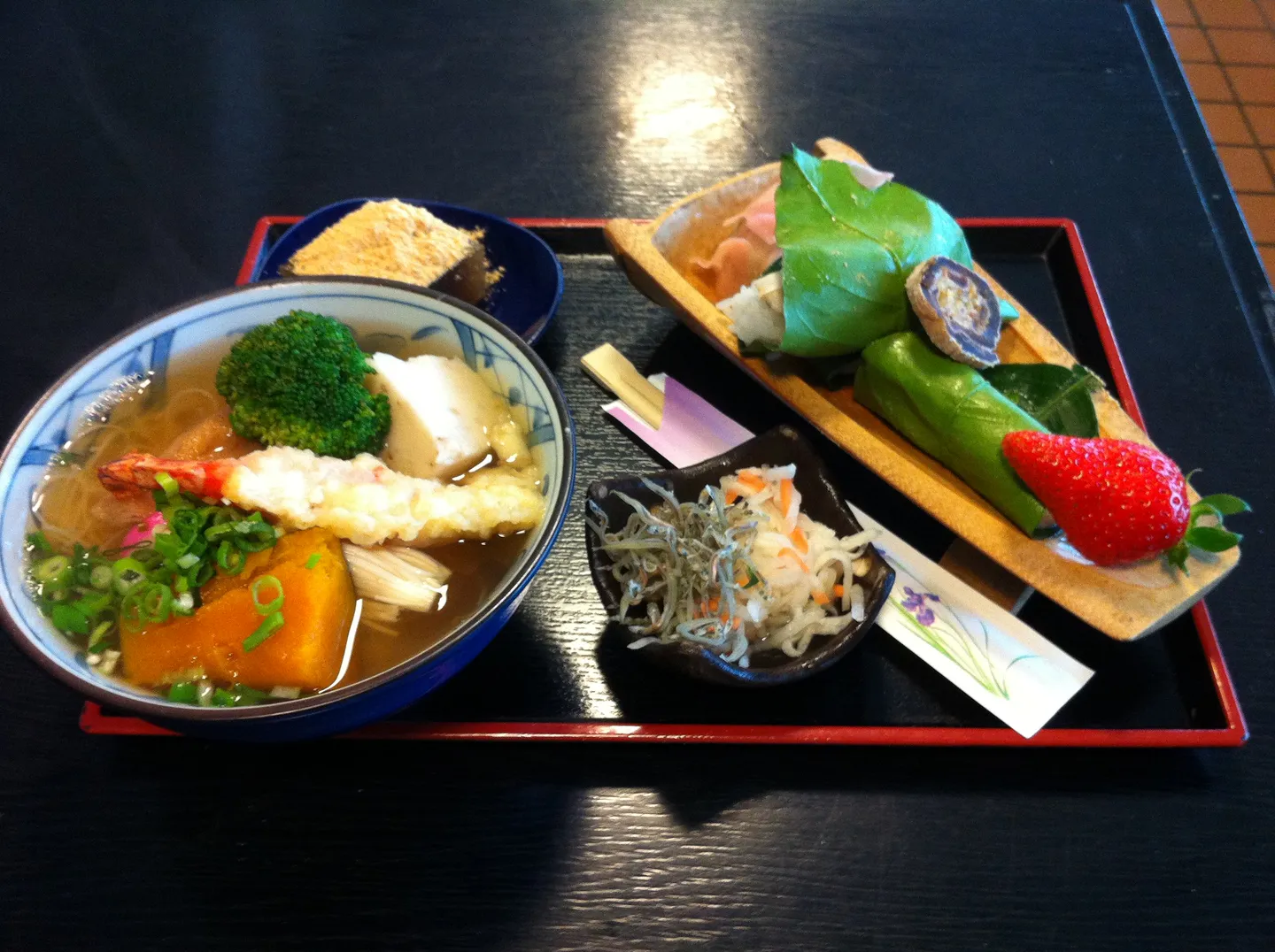 Makaron nyumen, kakinoha-zushi i dodatki sfotografowane w Asuka.