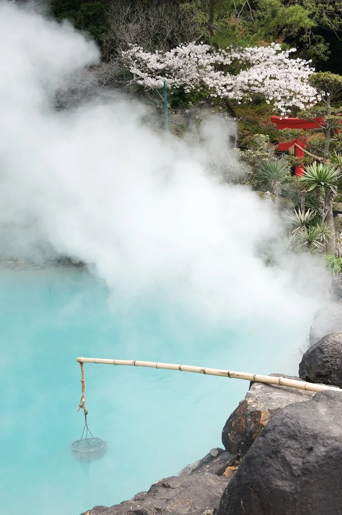 Stoom en blauw water bij Umi Jigoku in Beppu.