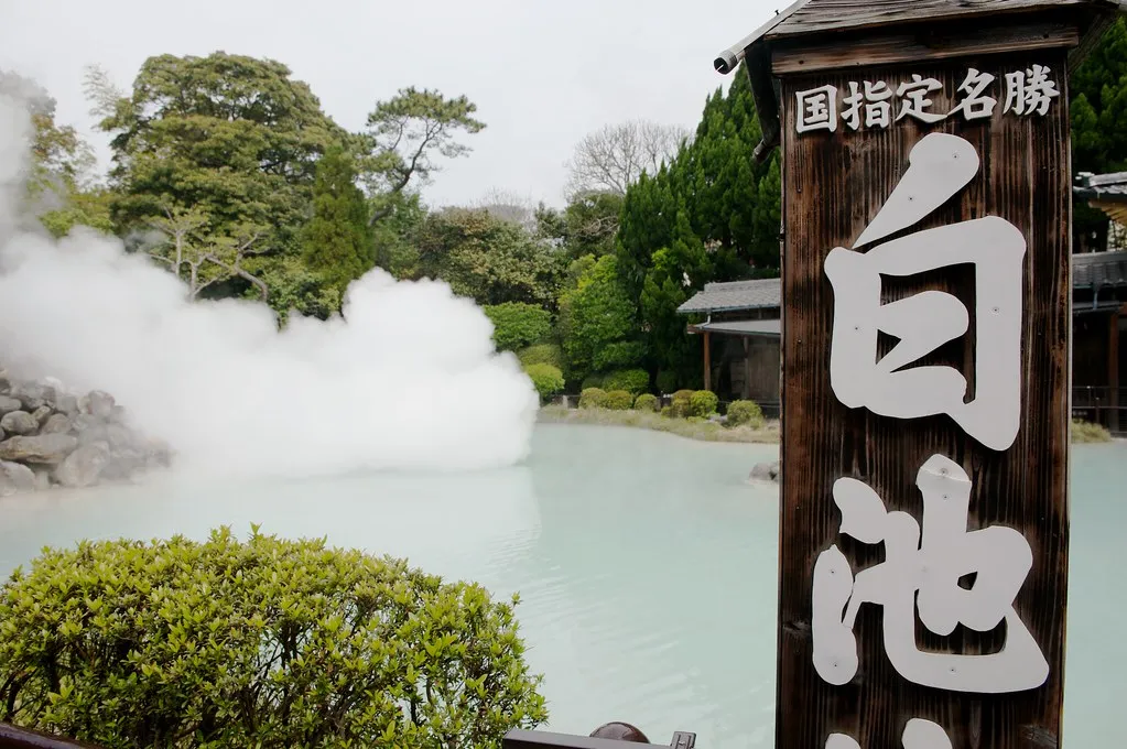Stoom die opstijgt uit Shiraike Jigoku in Beppu.