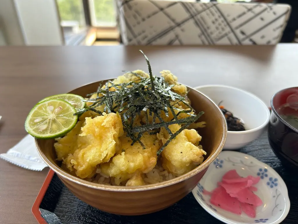 Tempura van kip uit Toriten, geserveerd met rijst, zeewier en citrusvruchten; een illustratief gerecht uit Oita.
