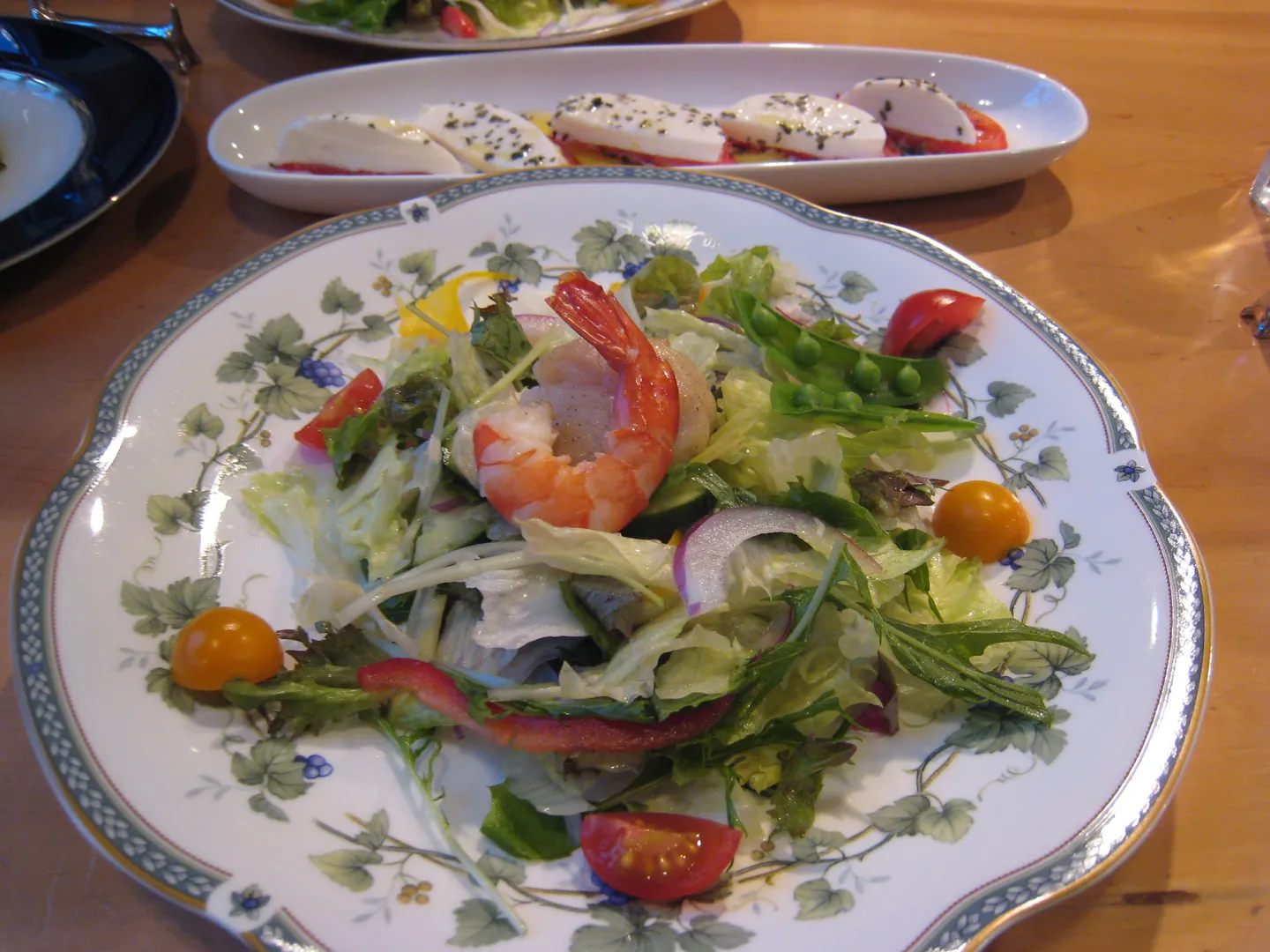 Meeresfrüchtesalat und Gemüse während einer Mahlzeit in Biei.