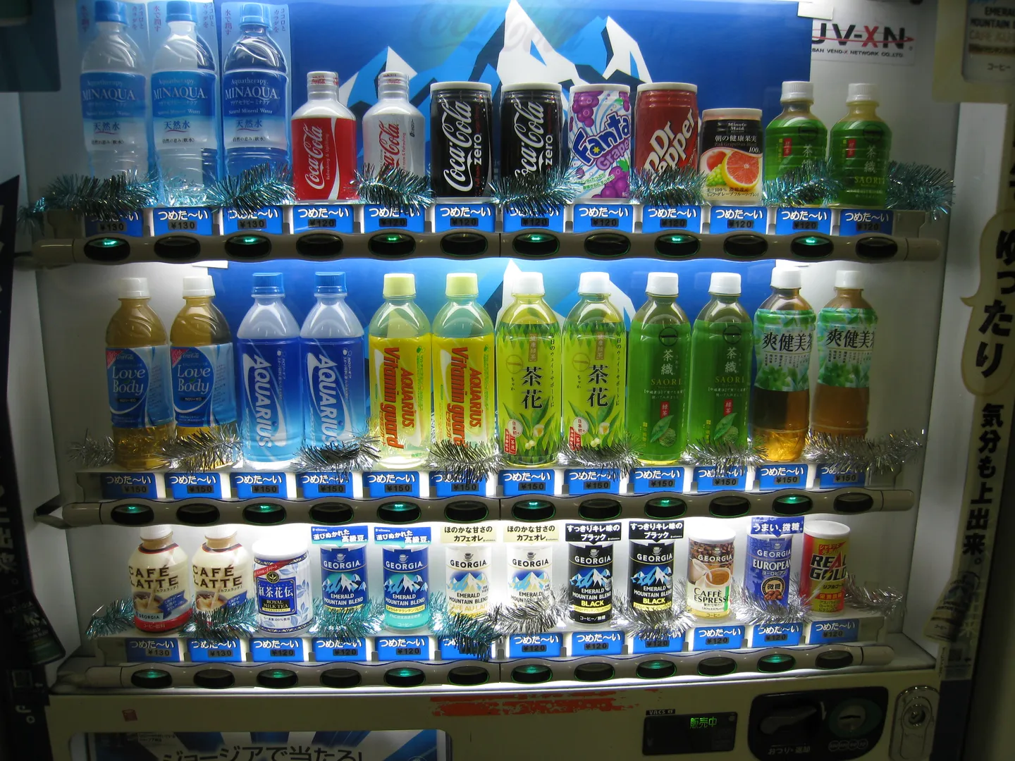 Getränke in einem japanischen Automaten; die angezeigten Preise stammen aus dem Foto.