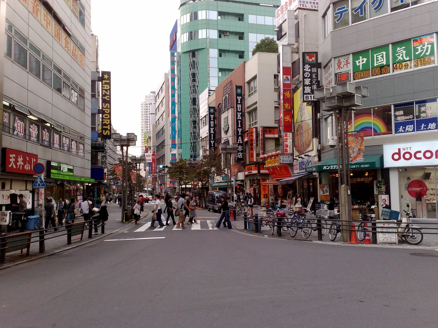 Eine Einkaufsstraße im Stadtteil Ikebukuro von Tokio.