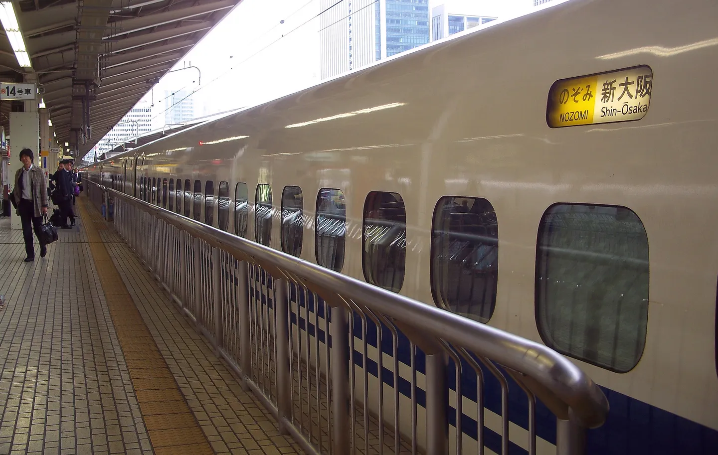 Ett Shinkansen-tåg vid en station i Japan.