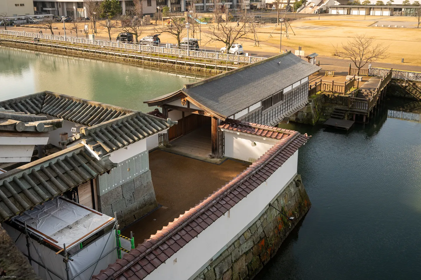 Un ponte coperto sul fossato al Castello di Fukui.