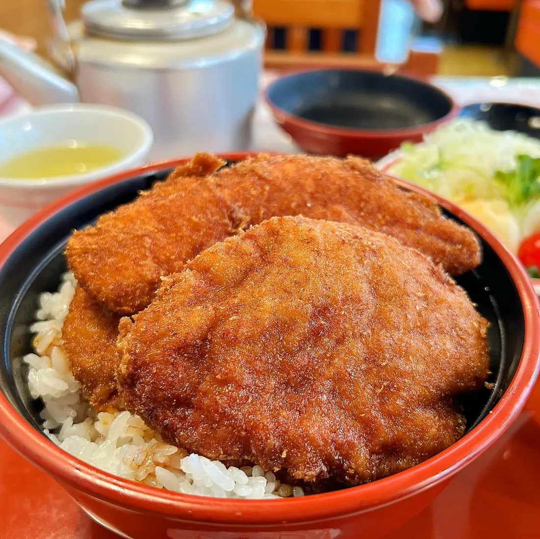 Salsa di katsudon: una cotoletta di maiale fritta con salsa sul riso; una fotografia illustrativa del cibo.