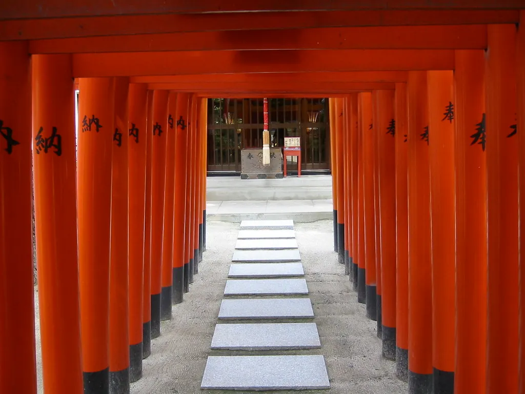 Ein Torii-gesäumter Pfad am Kushida-Schrein in Hakata, Fukuoka.