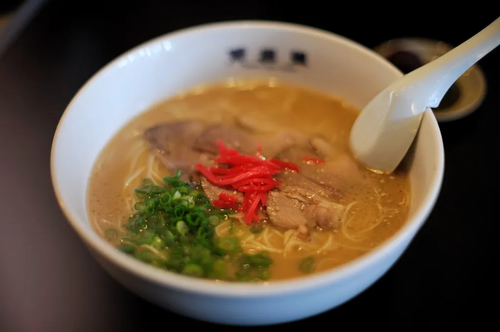 Hakata ramen: Nudeln in Schweinebrühe, verbunden mit Fukuoka.
