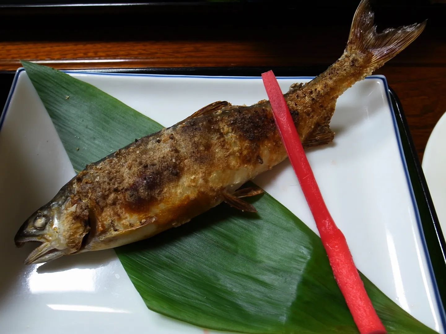 En hel grillad ayu, illustrerar en flod-fiskrätt i samband med Gujo regionen.