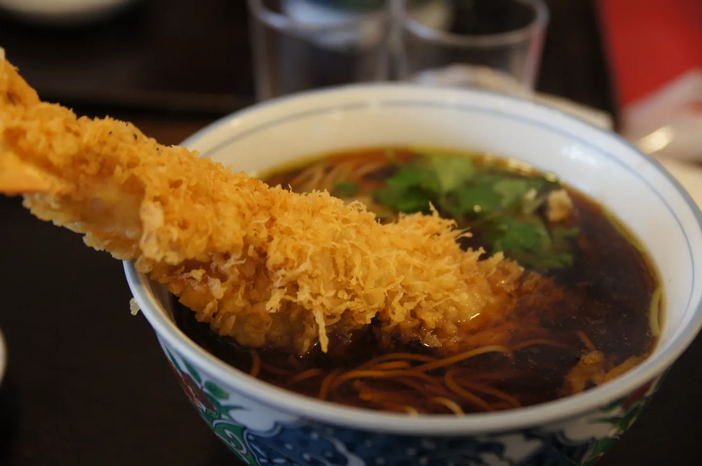 Tempura soba vyfotografovaná v Shinsho Soba v Hakone, jak je identifikováno zdrojem.