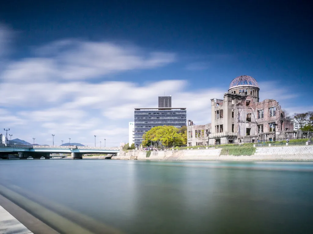 Domeniul bombei atomice din Hiroshima văzut de peste râu.
