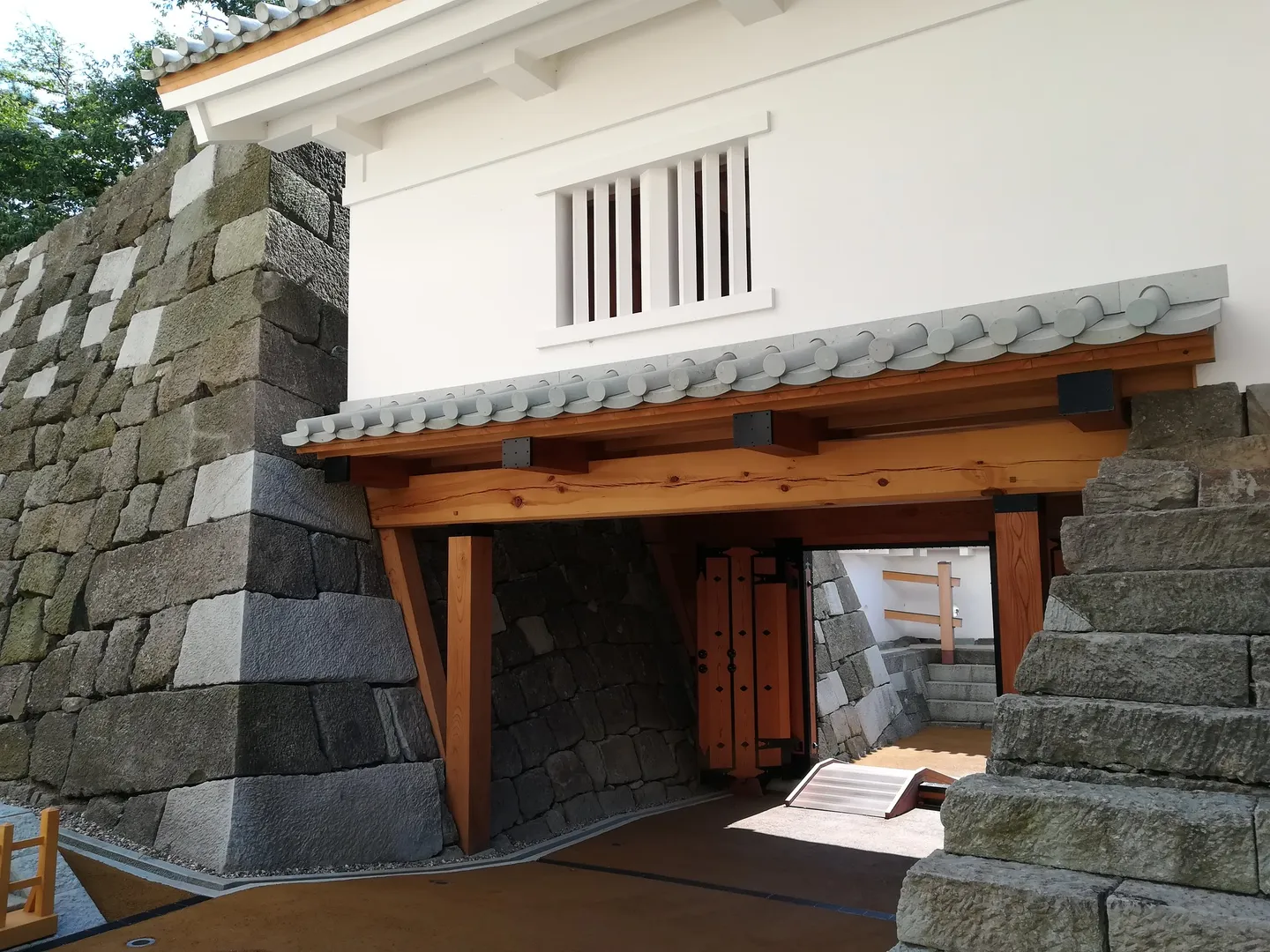 Una puerta y paredes de piedra en el Castillo de Fukui.