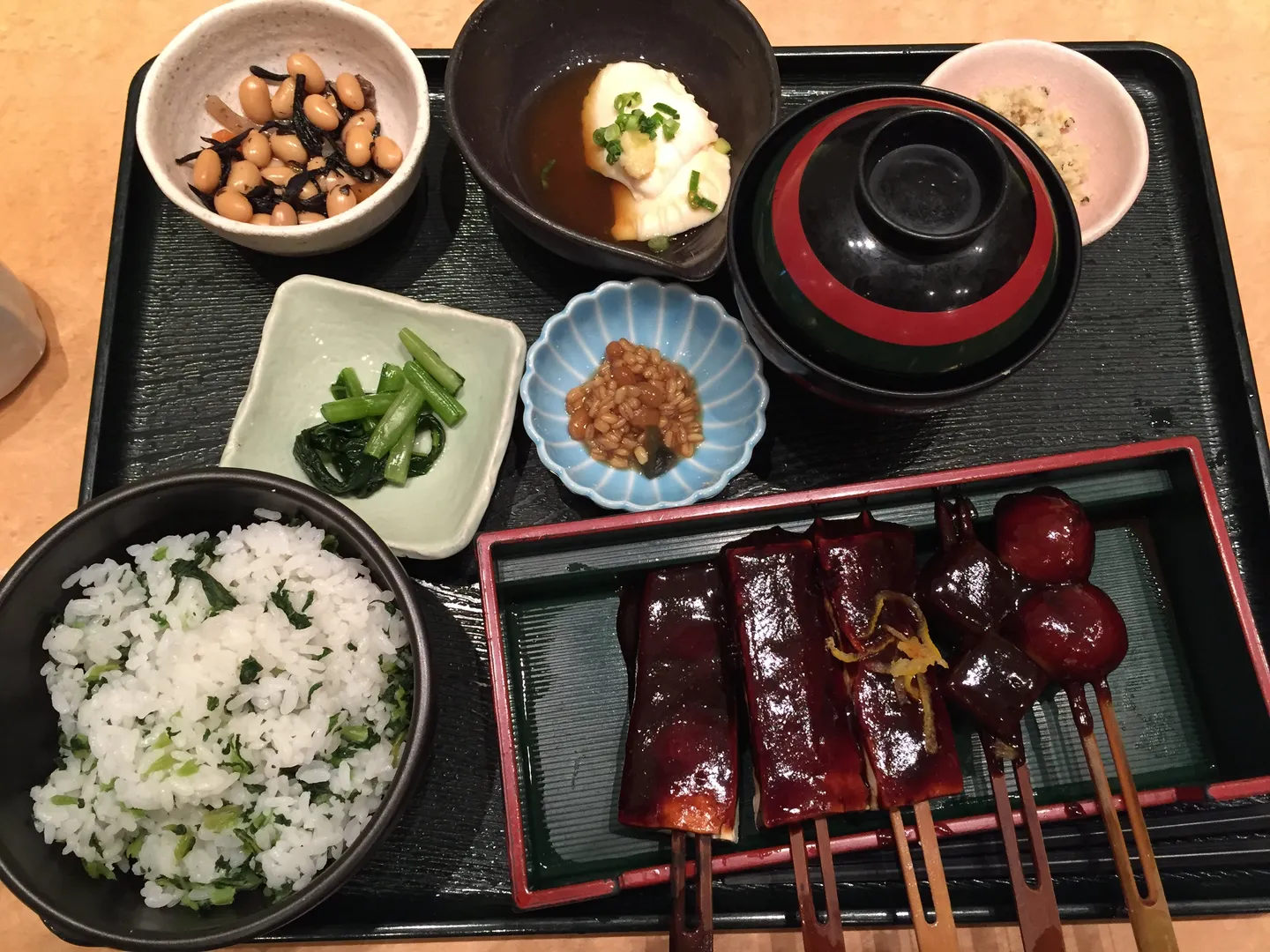 Eine Miso dengaku Mahlzeit, die ein Gericht mit Aichi verbunden illustriert.