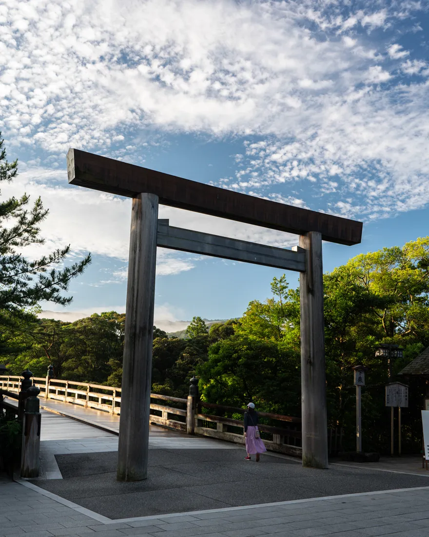 Un torii de lemn la intrarea în podul Uji din Ise Jingu.