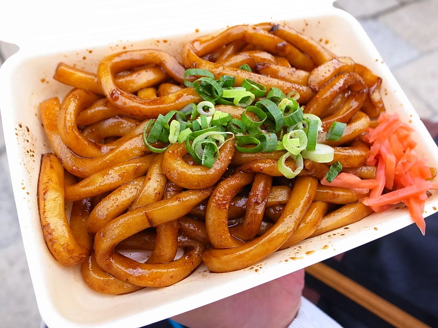 Udon Ise cu sos negru și ceapă verde.