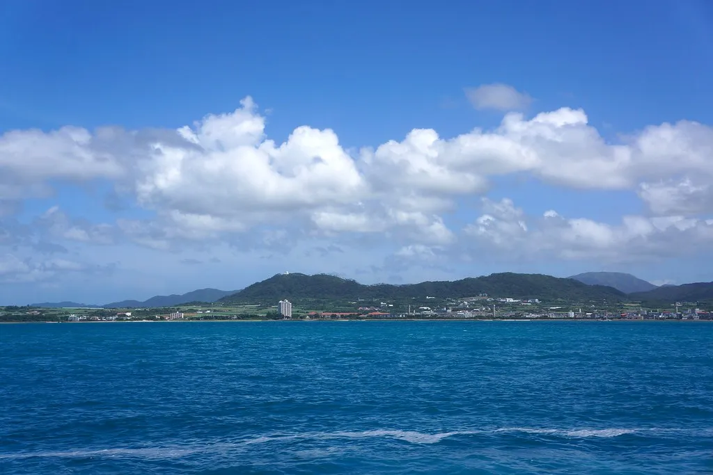 O vedere de coastă a orașului Ishigaki din Insulele Yaeyama.