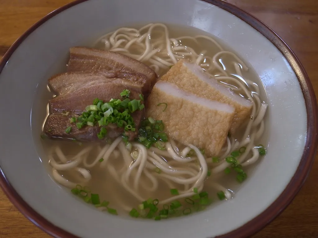 Soba Okinawa cu carne de porc, ilustrând un stil regional de tăiței, mai degrabă decât soba distinctă Yaeyama din Ishigaki.