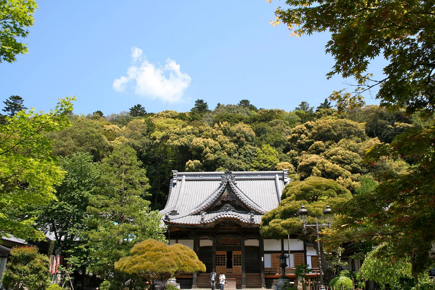 Un edificio de templo entre árboles verdes en Shuzenji, en la península de Izu.