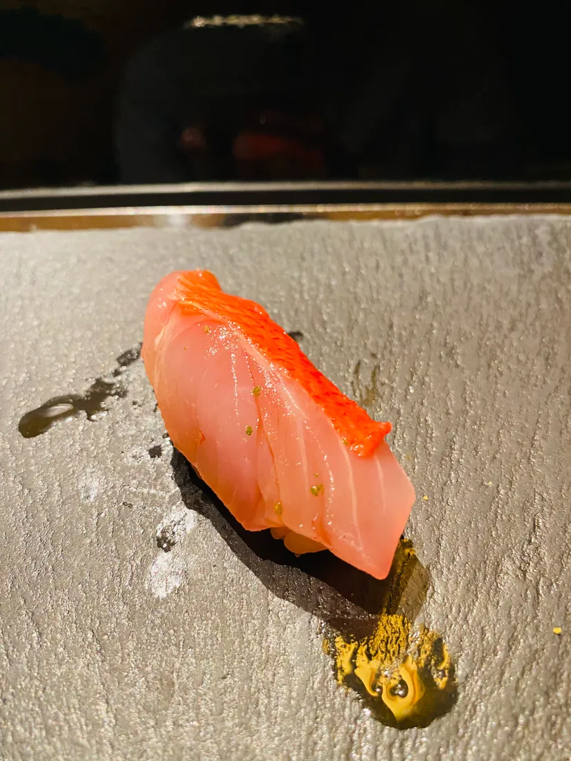 Kinmedai nigiri sushi, ilustrando un pescado utilizado en la cocina costera de Izu.