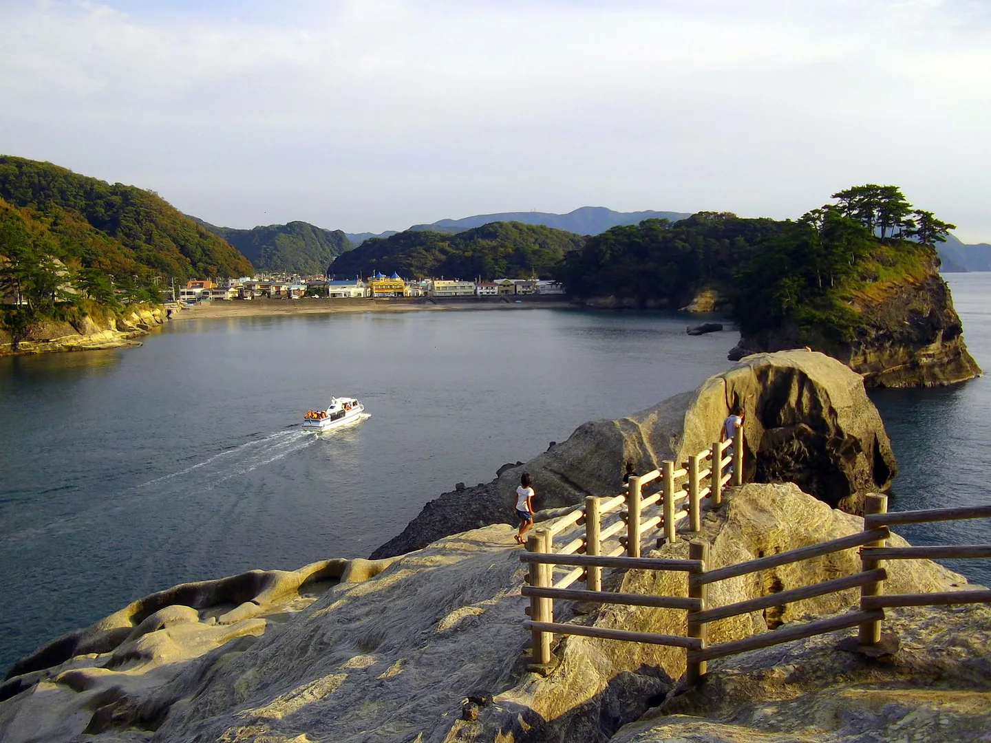 La costa rocosa y la bahía de Dōgashima en la península de Izu.