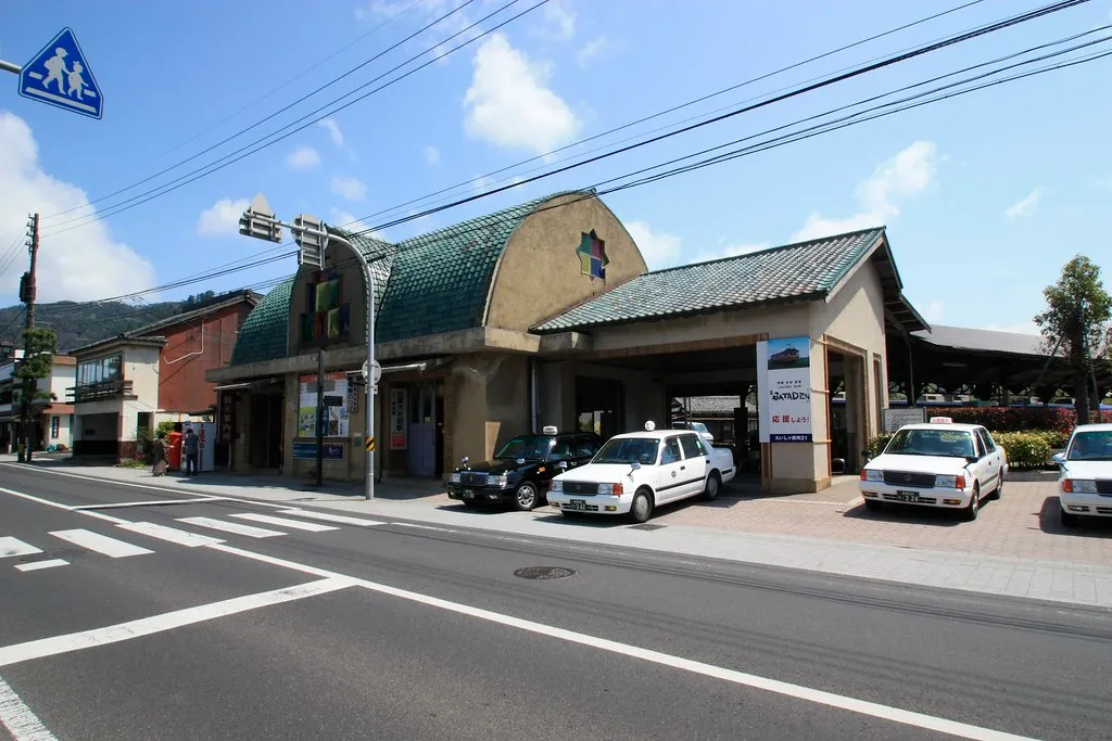 The green-roofed Izumo Taisha-mae station building.