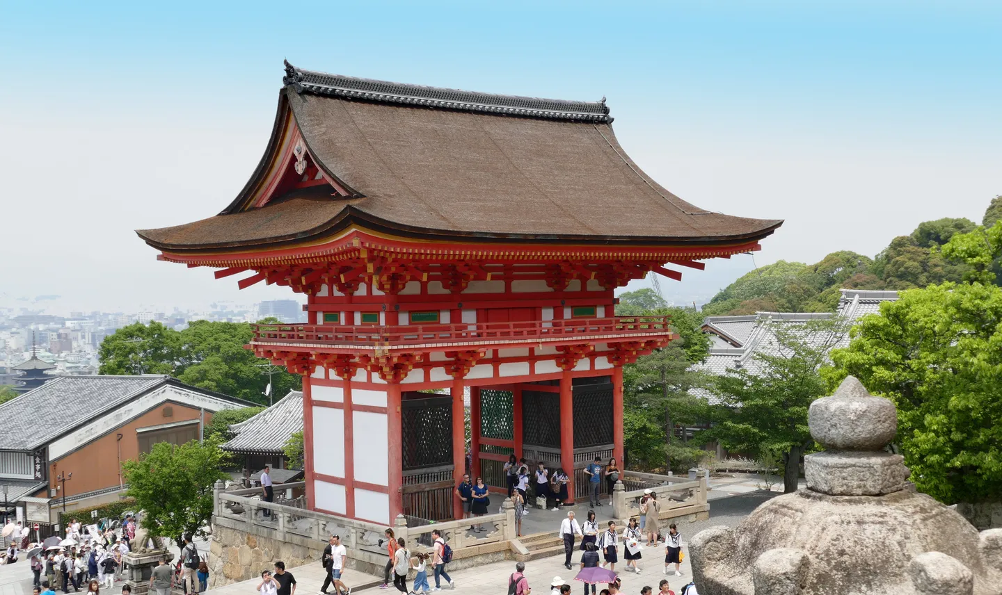 Kiyomizu-deran punainen portti Kiotossa vierailijoiden ja kaupungin ulkopuolella.