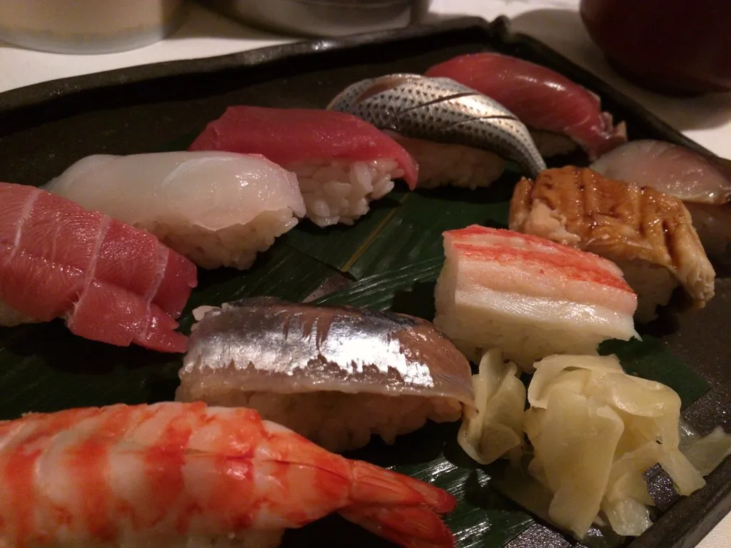 Nigiri-sushi valokuvattu Tokiossa.
