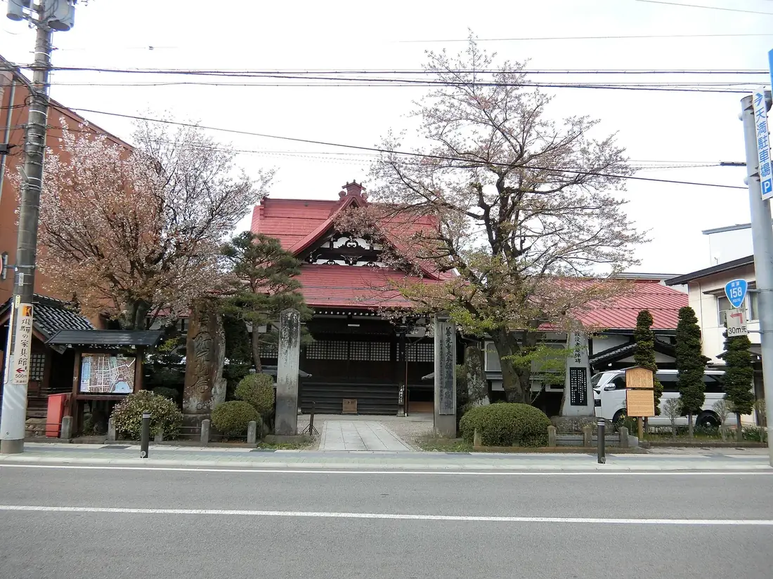 De ingang aan de straatkant van de Zenkoji-tempel in Takayama.