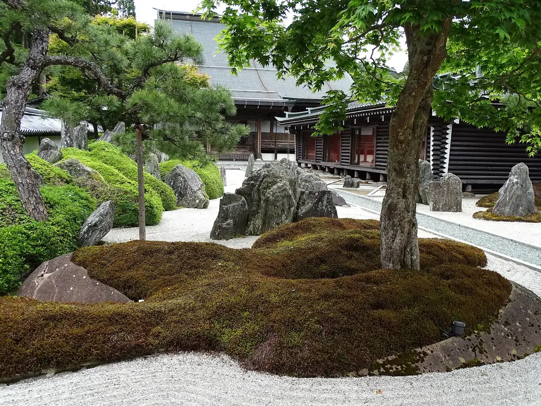 Een droge tuin met rotsen, mos en tempelgebouwen in Fukuchi-in in Koyasan.