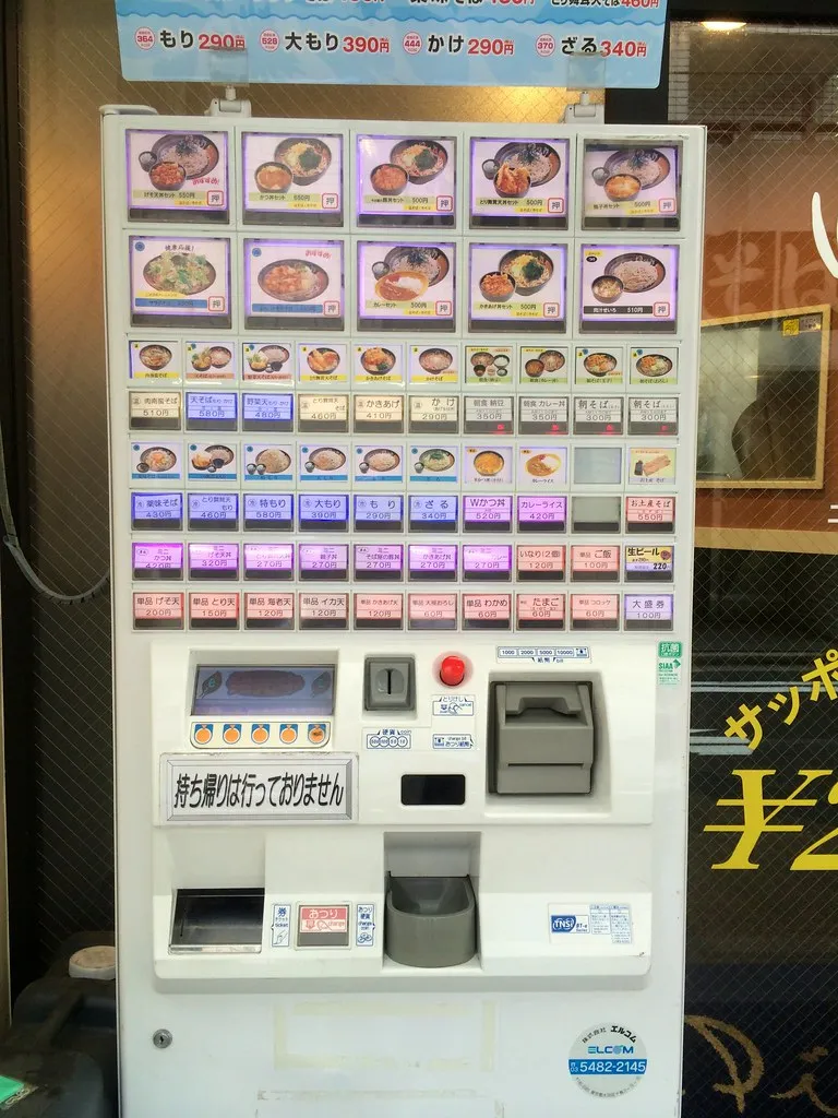 Automat na prodej jízdenek pro objednávání jídla v japonské restauraci.