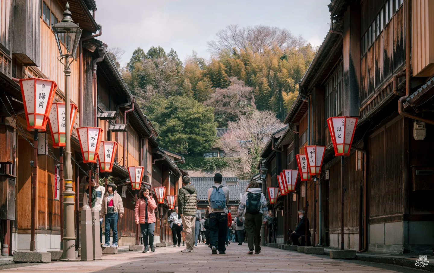 Návštěvníci a tradiční čajovny podél ulice v Higashi Chaya, Kanazawa.