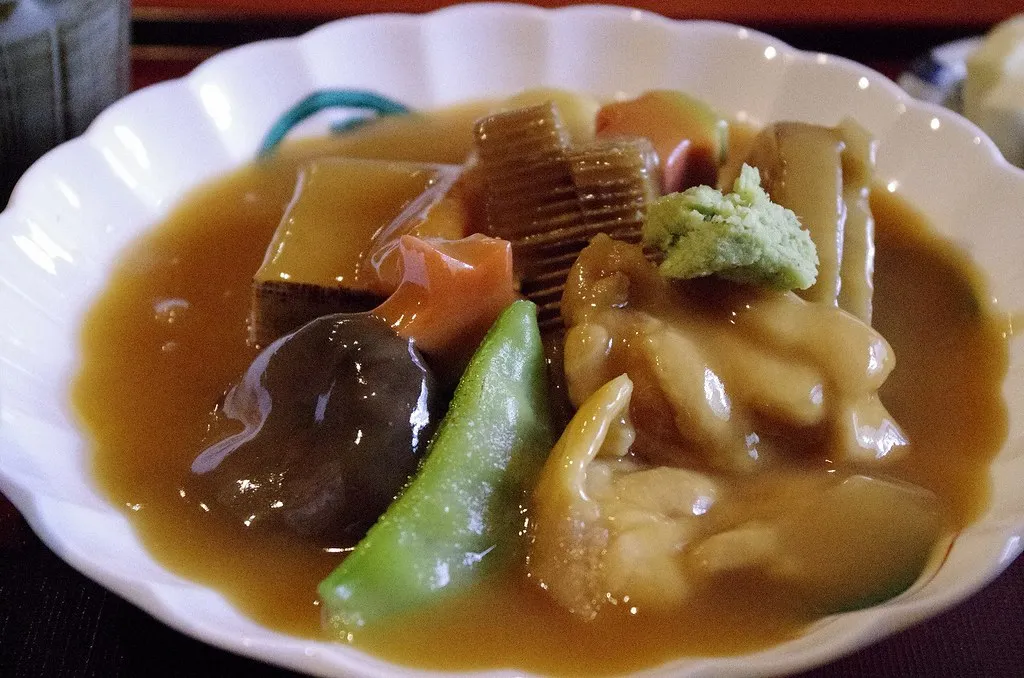 Jibuni se zeleninou a pšeničným lepkem fu, vyfotografováno v Kanazawa.