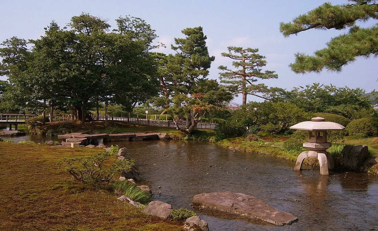 Rybník a kamenný lucerník v zahradě Kenroku-en, Kanazawa.