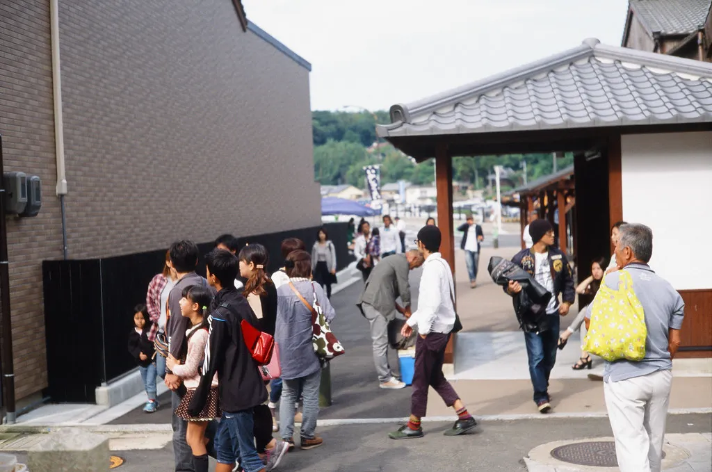 Visitors in the streets of Yobuko in the Karatsu area.