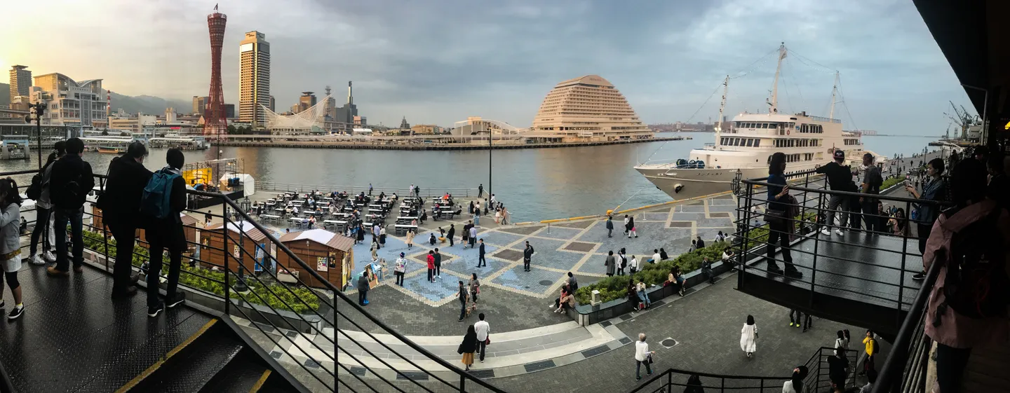 Le port de Kobe vue depuis une terrasse avec des visiteurs.