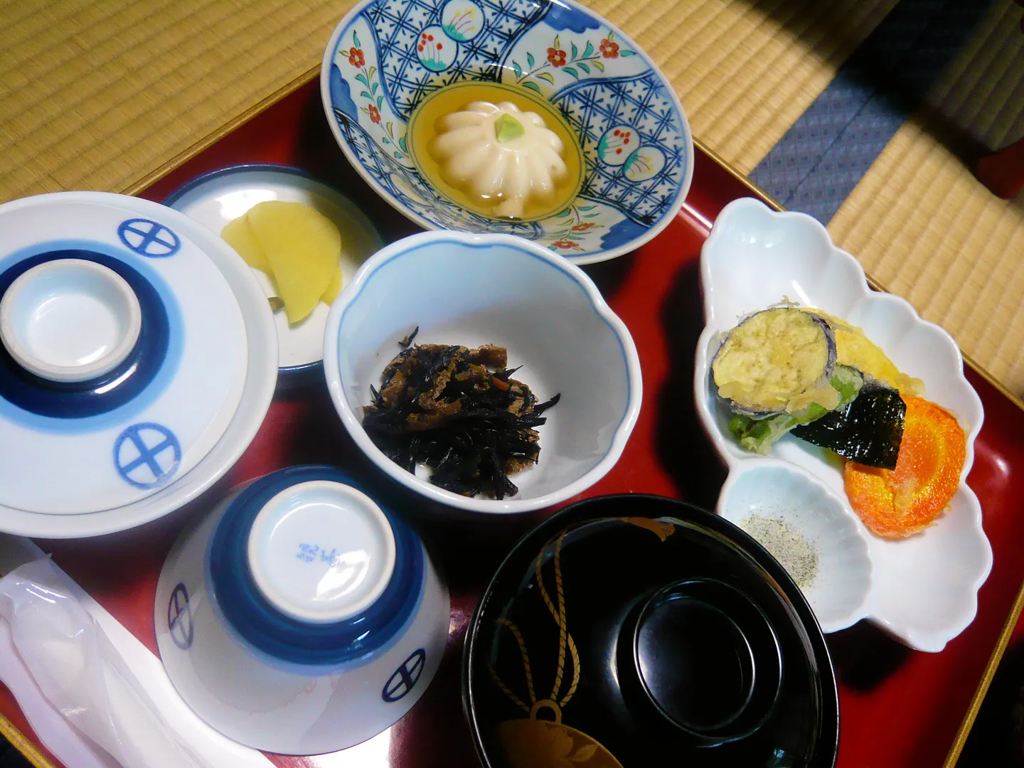 Kolacja shojin ryori sfotografowana w Ekoin w Koyasan.