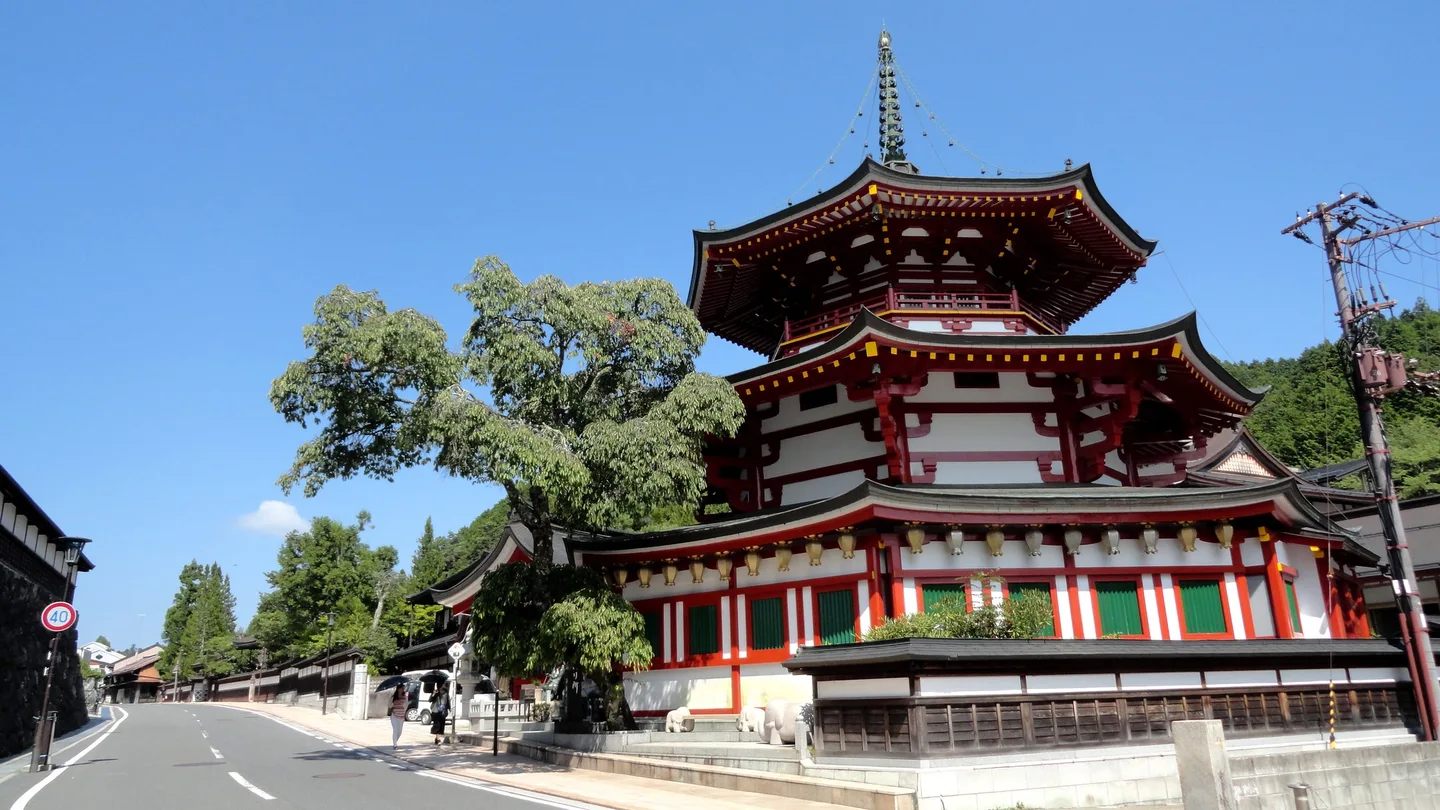 Czerwono-biała pagoda przy ulicy w Koyasan.