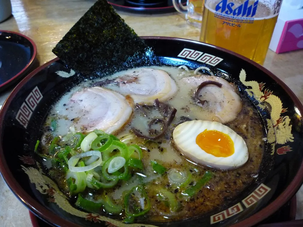 Egy tál Kumamoto ramen húsleves és feltétek.