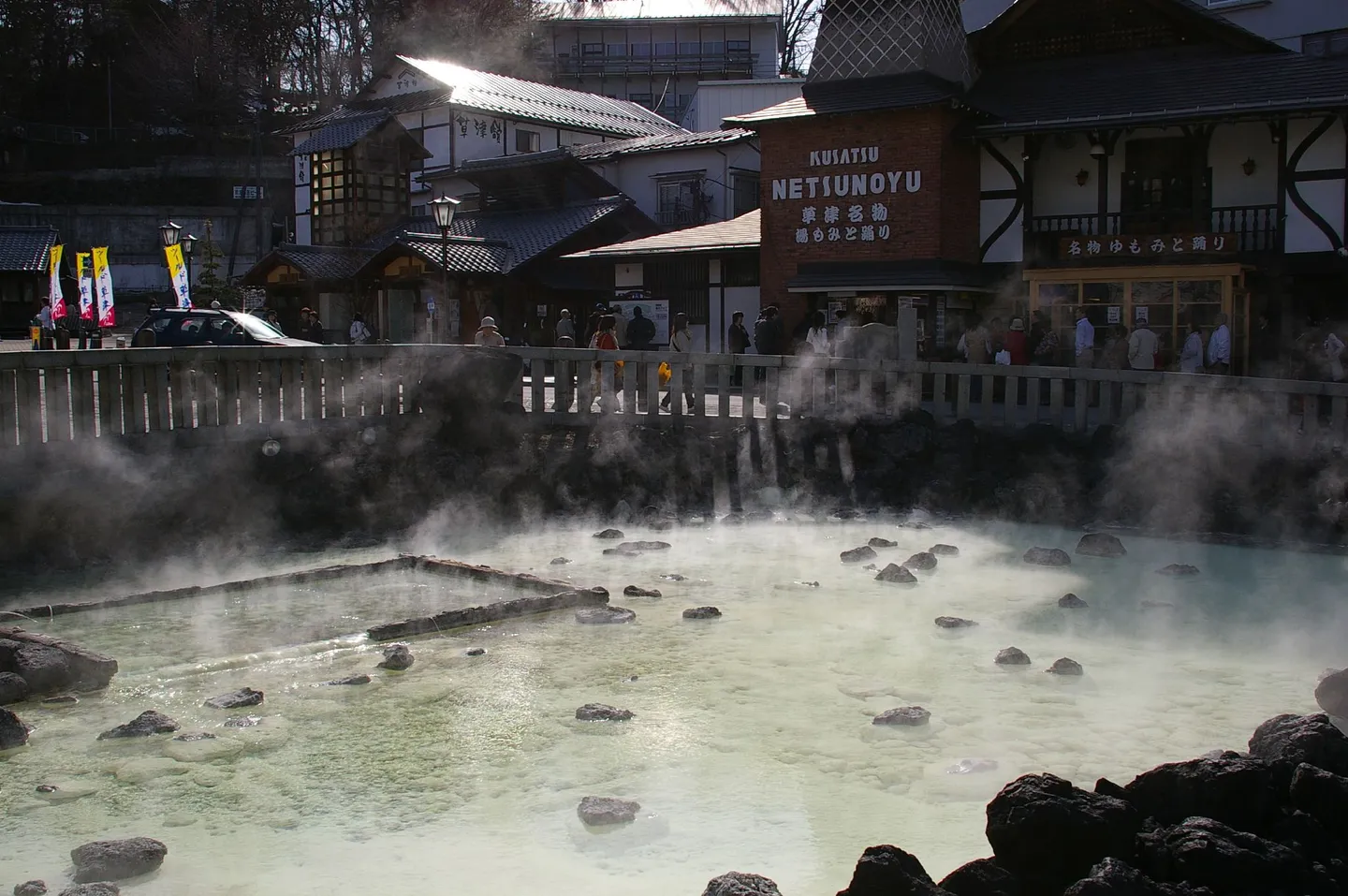 Gorąca woda źródlana i para w Yubatake w Kusatsu Onsen.