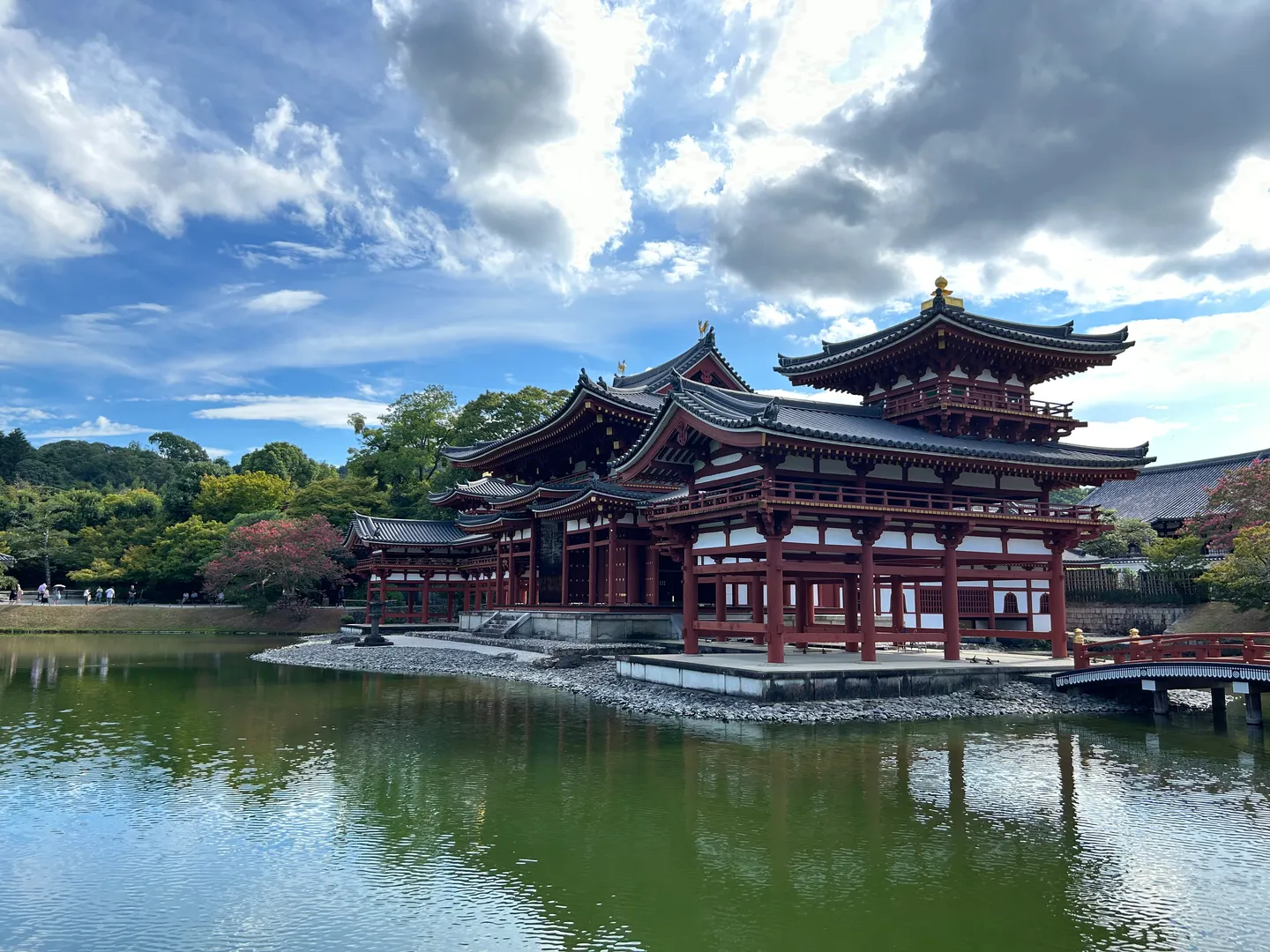 Byodoin's Phoenix Hall reflected in its pond in Uji.