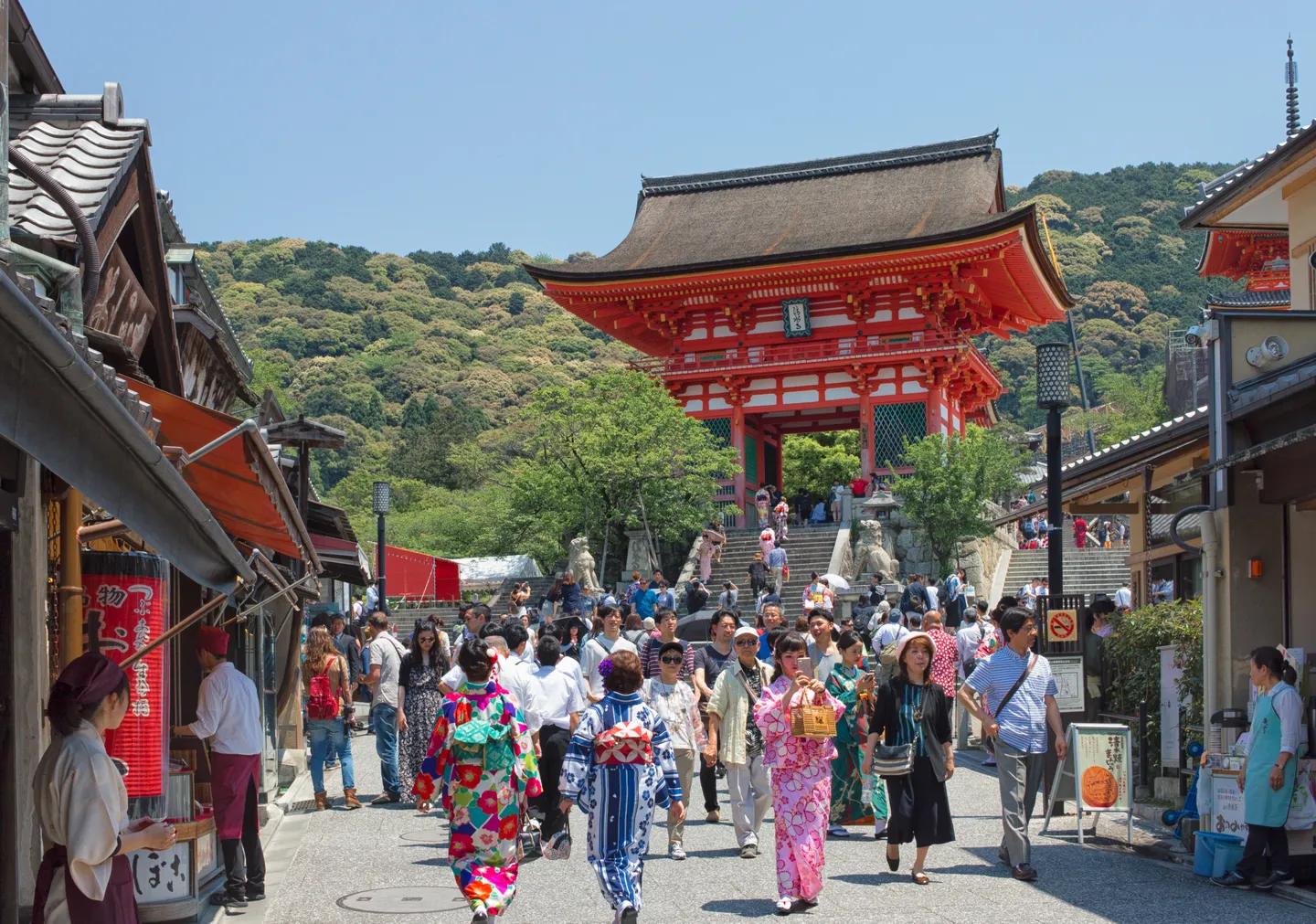 Návštěvníci při příchodu do Kiyomizu-dera v Kjótu.