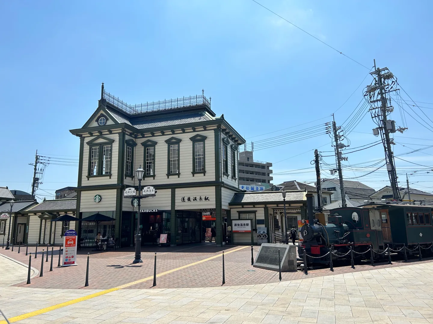 Stacja Dogo Onsen i tramwaj na jej dziedzińcu.