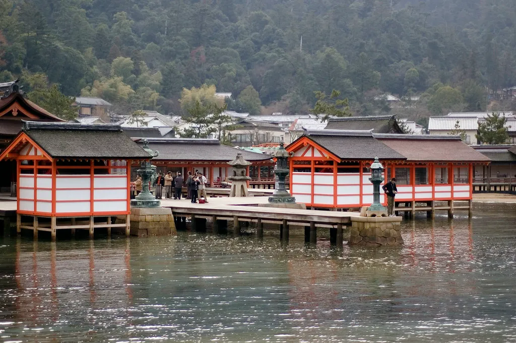 Clădirile roșii ale altarului Itsukushima deasupra apei pe Miyajima.